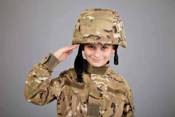Pozdrawiając żołnierza. młody chłopak ubrany jak żołnierz — Zdjęcie stockowe