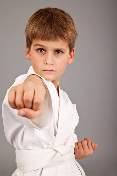 Karate ragazzo in bianco kimono combattimento — Foto Stock