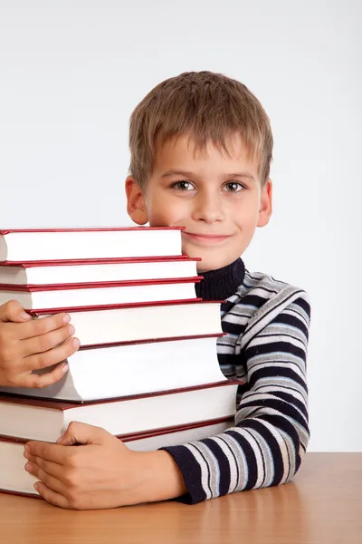 男子生徒と書籍のヒープ — ストック写真