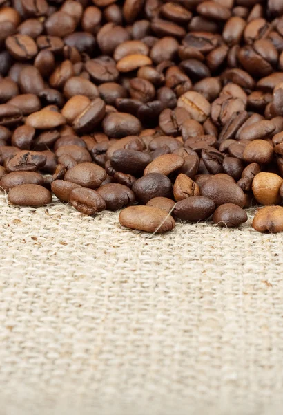 Bruine gebrande koffiebonen. — Stockfoto