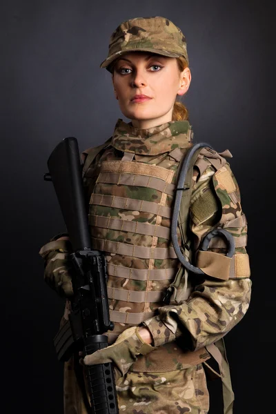 Krásný armáda dívka s puškou — Stock fotografie