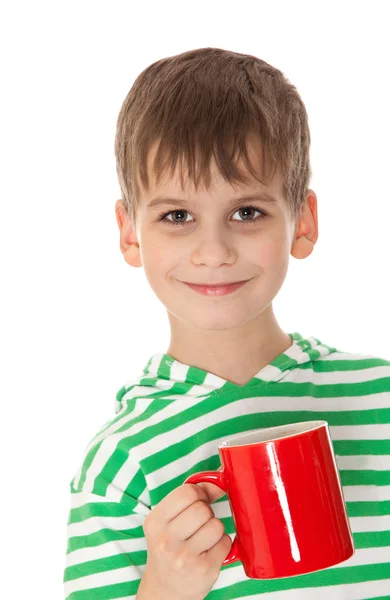 Pojken håller en röd kopp — Stockfoto