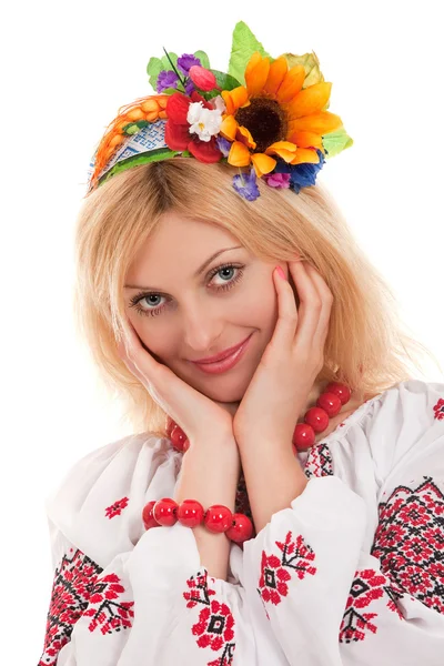 Mujer lleva vestido nacional ucraniano — Foto de Stock