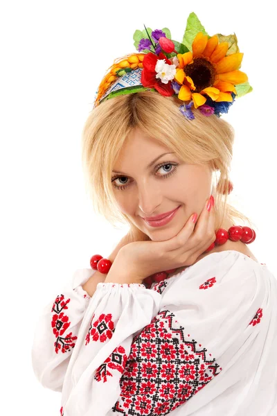 Atraktivní žena nosí ukrajinské národní kroj — Stock fotografie