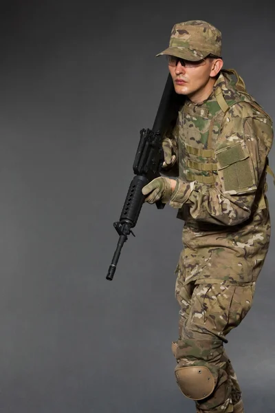 총을 든 군인 — 스톡 사진