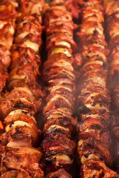 Bife e outra carne no churrasco. Contexto — Fotografia de Stock