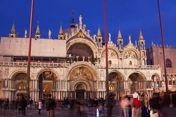 Katedrála sv. značky a náměstí v Benátkách, Itálie — Stock fotografie