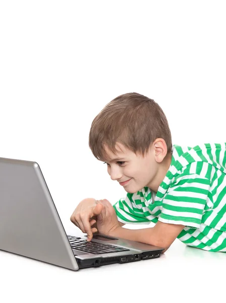 Chłopiec trzyma laptopa — Zdjęcie stockowe