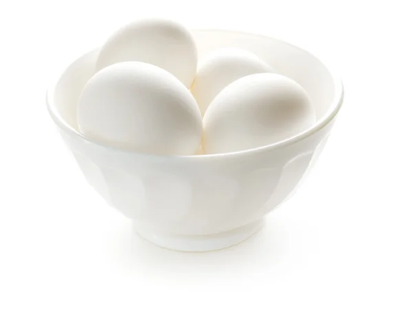 Cuenco blanco con huevos blancos . — Foto de Stock