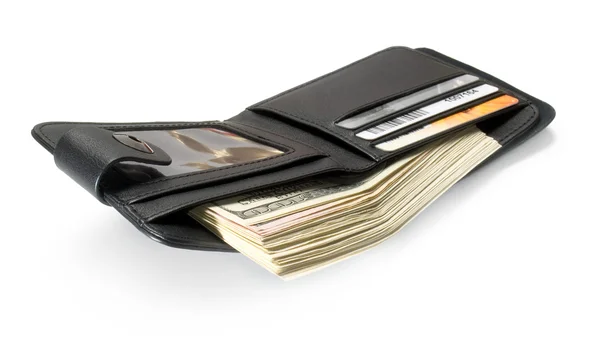 Černá kožená peněženka s dolary a plastových karet, izolované na — Stock fotografie