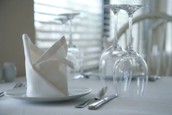 Mesas de restaurante servidas — Fotografia de Stock