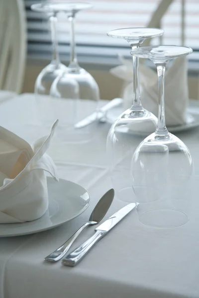 Sirve mesas de restaurante —  Fotos de Stock