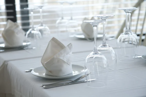 Sirve mesas de restaurante — Foto de Stock