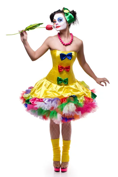 Stolt clown visar en blomma — Stockfoto