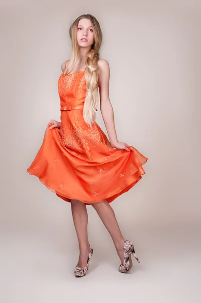 Hermosa Mujer Joven Con Vestido Noche Naranja Sexy —  Fotos de Stock
