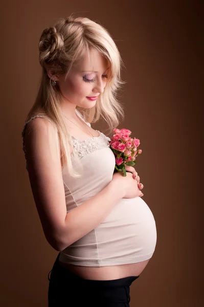 Mooie zwangere blonde vrouw — Stockfoto