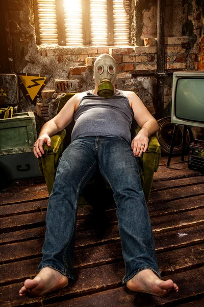 Mężczyzna w masce gazowej — Zdjęcie stockowe