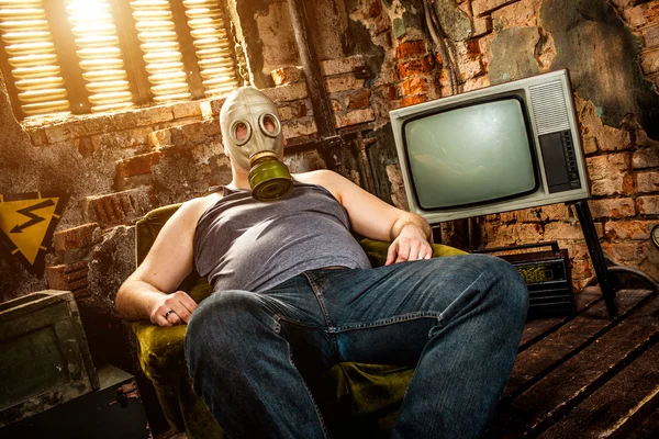Hombre con máscara de gas — Foto de Stock