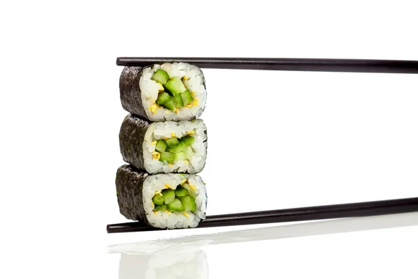 Sushi tekercs (Kappa maki tekercs) egy fehér háttér — Stock Fotó