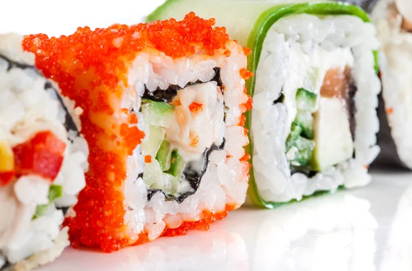 Sushi Rolar sobre um fundo branco — Fotografia de Stock
