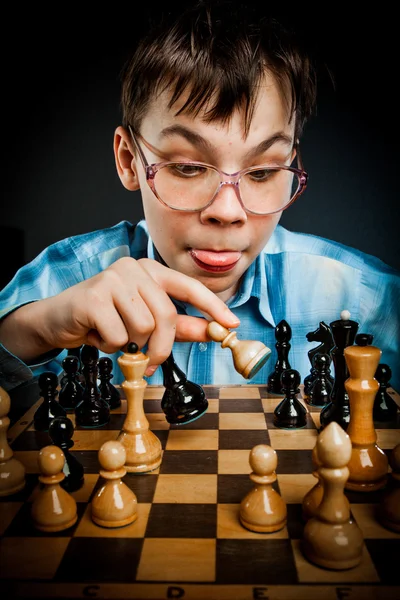 Nerd play chess — Stock Photo, Image