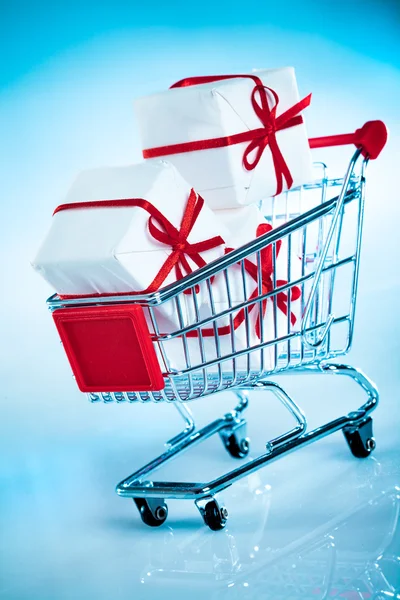 Shopping cart ahd gift — Stock Photo, Image