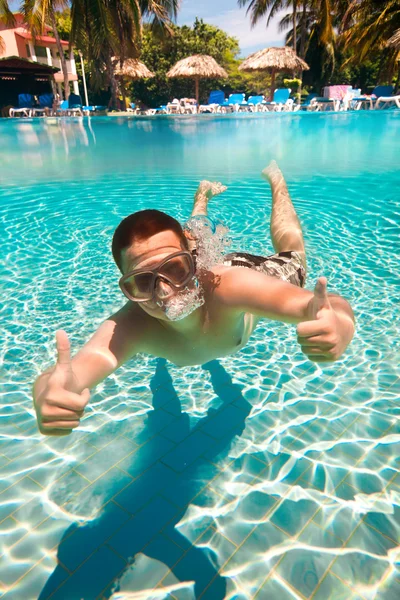 Genç havuzda yüzüyor. — Stok fotoğraf