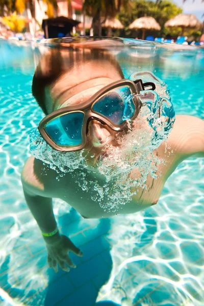 Adolescente flutua na piscina — Fotografia de Stock