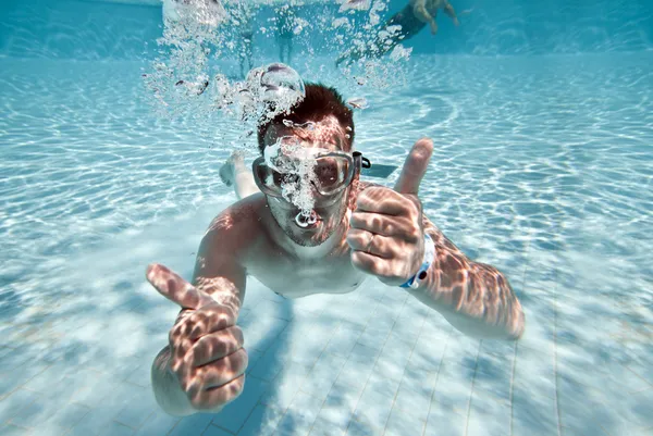 Человек плавает в бассейне — стоковое фото