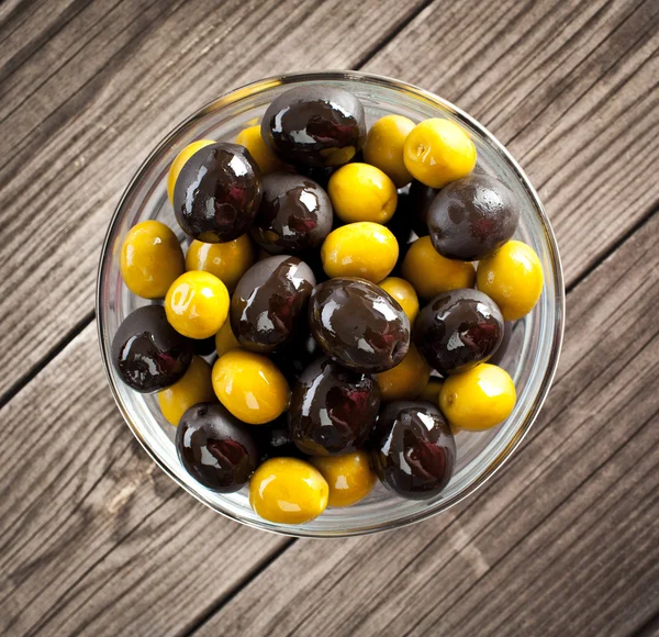 Olivy na dřevěném stole — Stock fotografie