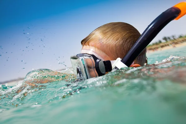 Fiú úszik, a Vörös-tengeren — Stock Fotó