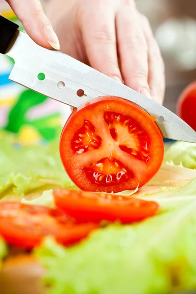 Mãos de mulher cortando legumes — Fotografia de Stock
