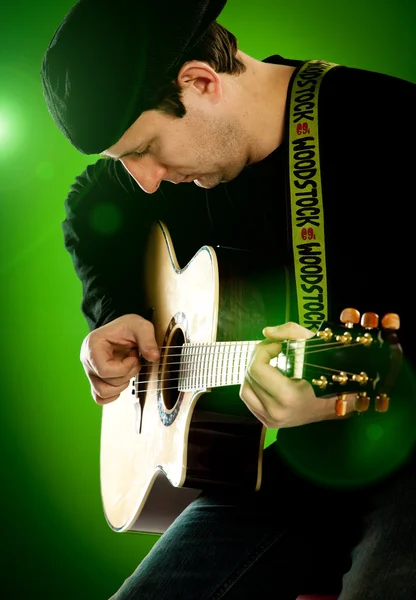 Hombre con una guitarra —  Fotos de Stock