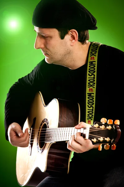 Férfi gitárral — Stock Fotó