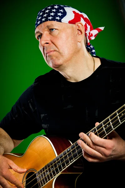 Muž s kytarou, baskytarista — Stock fotografie