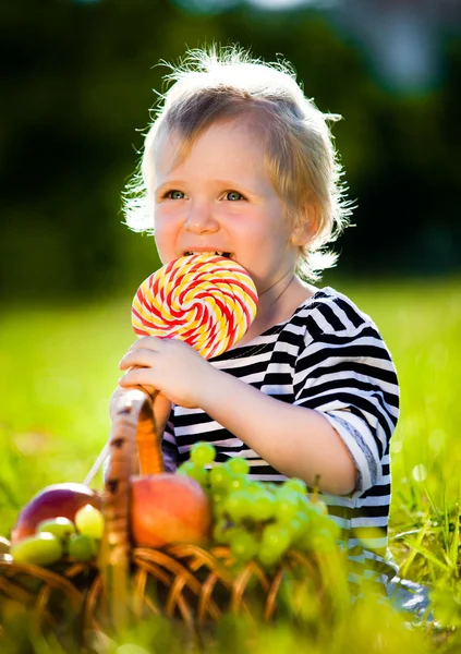 Pequeño niño con un dulce — Foto de Stock