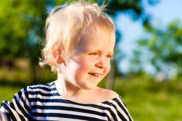 Glückliches Kind lächelt — Stockfoto