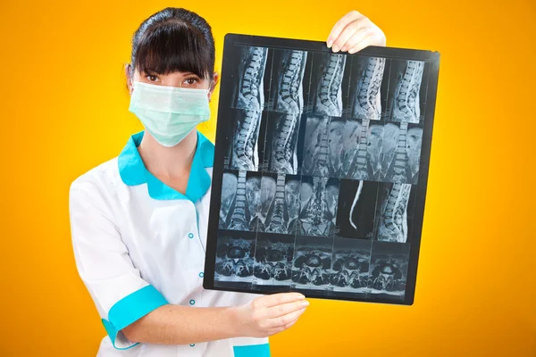 Medico con radiografia — Foto Stock