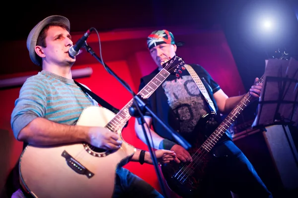 Musiker spelar en gitarr — Stockfoto