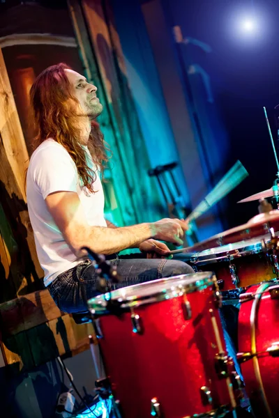 Bespelen van drums — Stockfoto