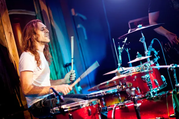 Hraje na bicí nástroje — Stock fotografie