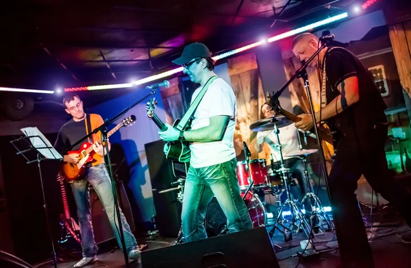 Músico toca una guitarra —  Fotos de Stock