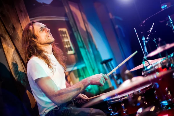 Bespelen van drums — Stockfoto