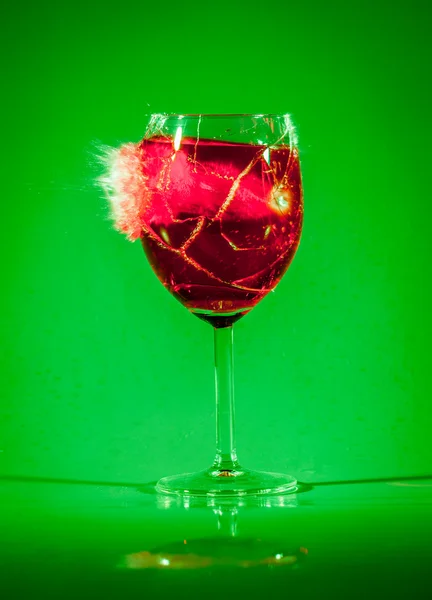 Glas met drankje door kogel — Stockfoto