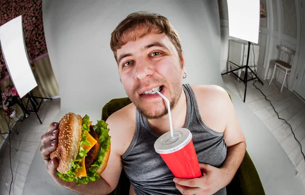 Dikke man eten hamburger — Stockfoto