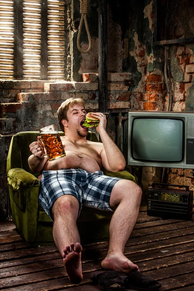 Homem gordo comer hambúrguer — Fotografia de Stock