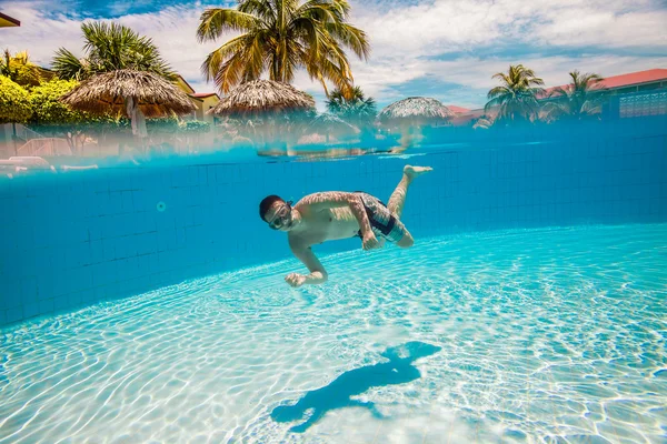 Підліток плаває в басейні — стокове фото