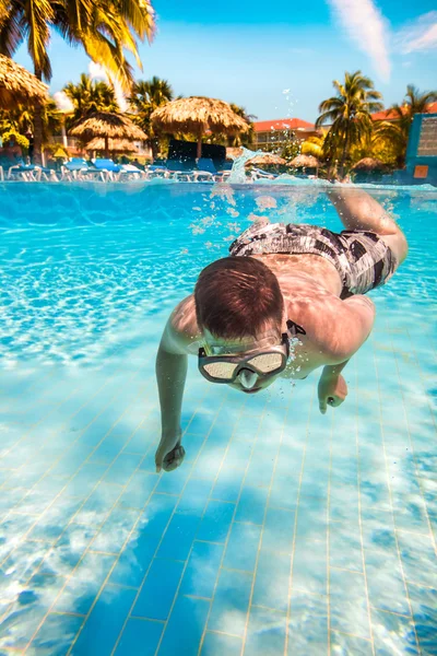 Подросток плавает в бассейне — стоковое фото