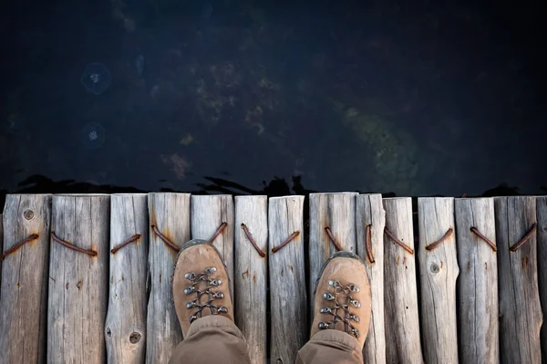 Stopy člověka v turistických botách — Stock fotografie