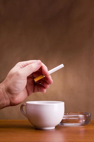 Sigara tutan bir el. — Stok fotoğraf